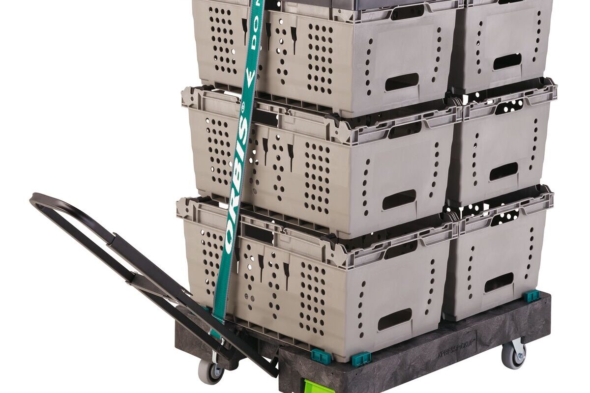 An important XPRESSPICKUP™ with four crates on it.